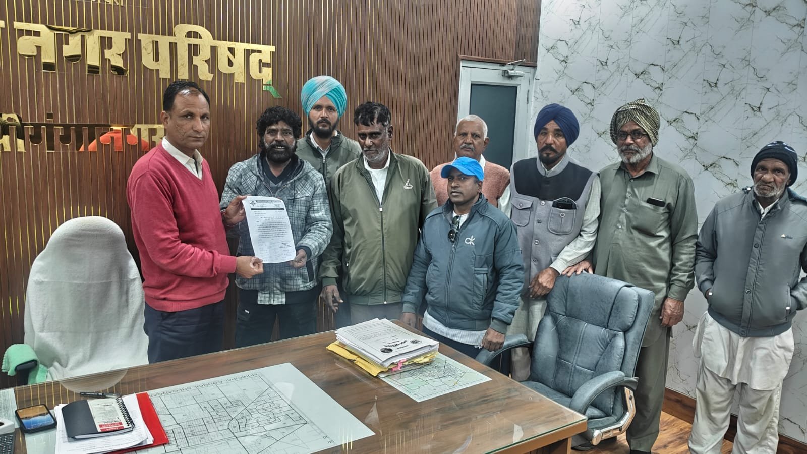  शहर के 65 वार्डो में कचरा संग्रहण हेतु लगे टै्रक्टर ट्रालियों, ड्राईवरों व हेल्पर के बकाया वेतन भुगतान करने की मांग।