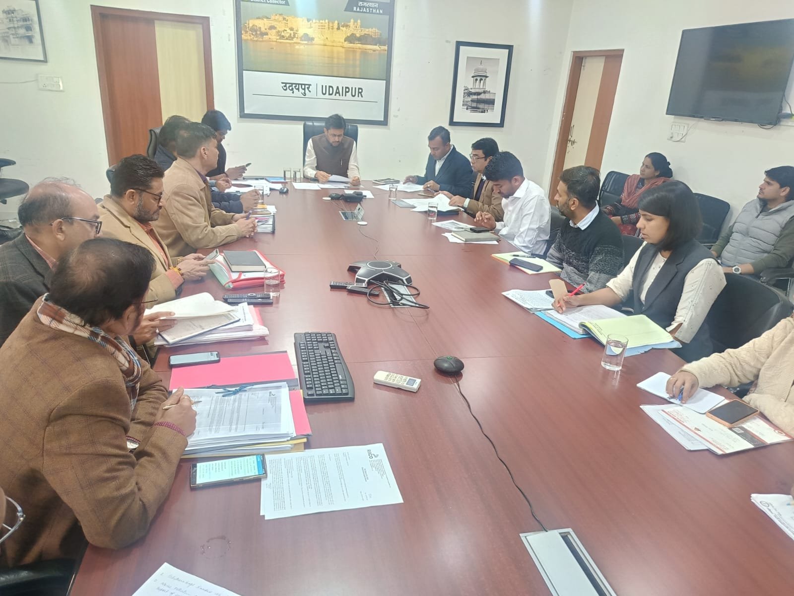 डीएमएफटी के तहत स्वीकृतियों की समीक्षा जिला कलक्टर ने दिए तेजी लाने के निर्देश