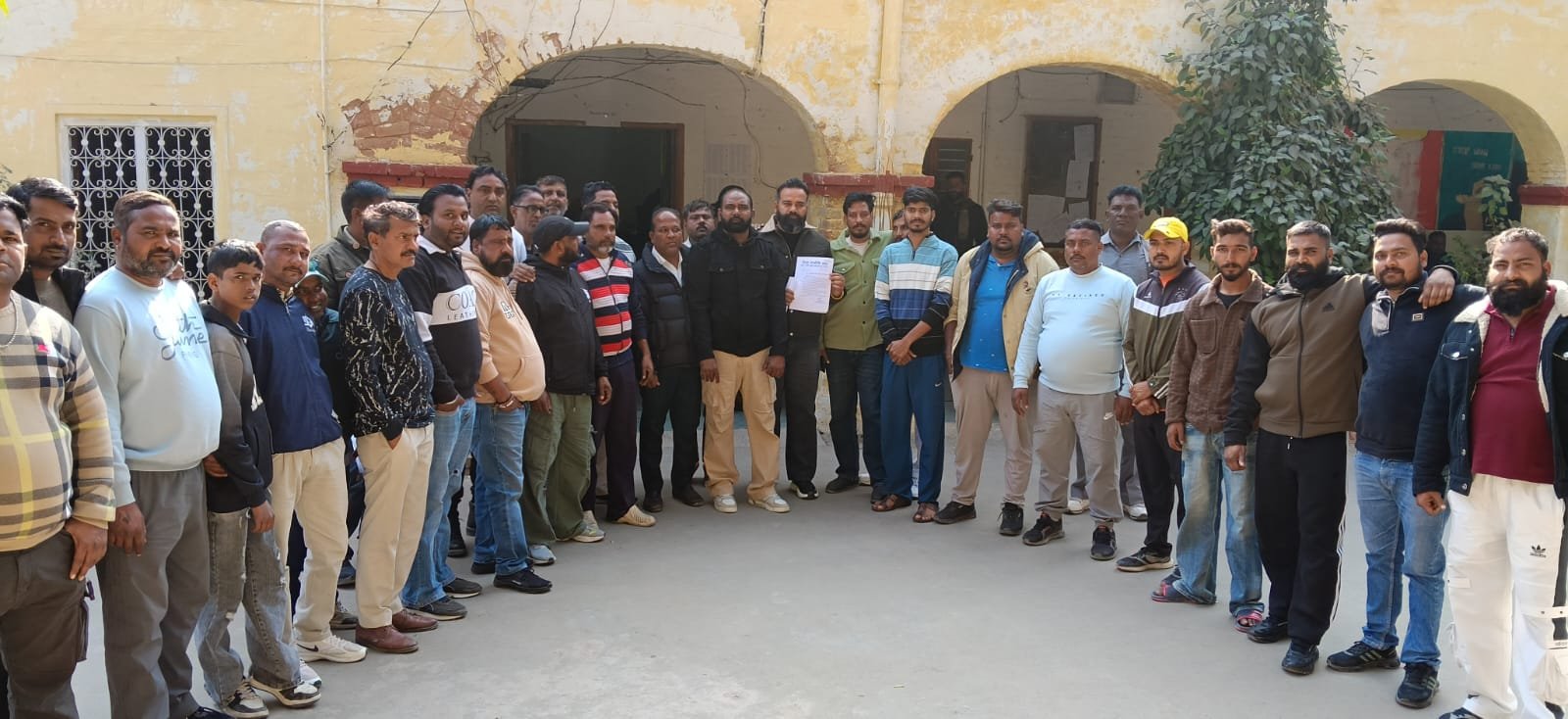 अस्थाई सफाई कर्मचारियों कि वेतन समस्याओं को लेकर कलेक्टर को सौंपा ज्ञापन