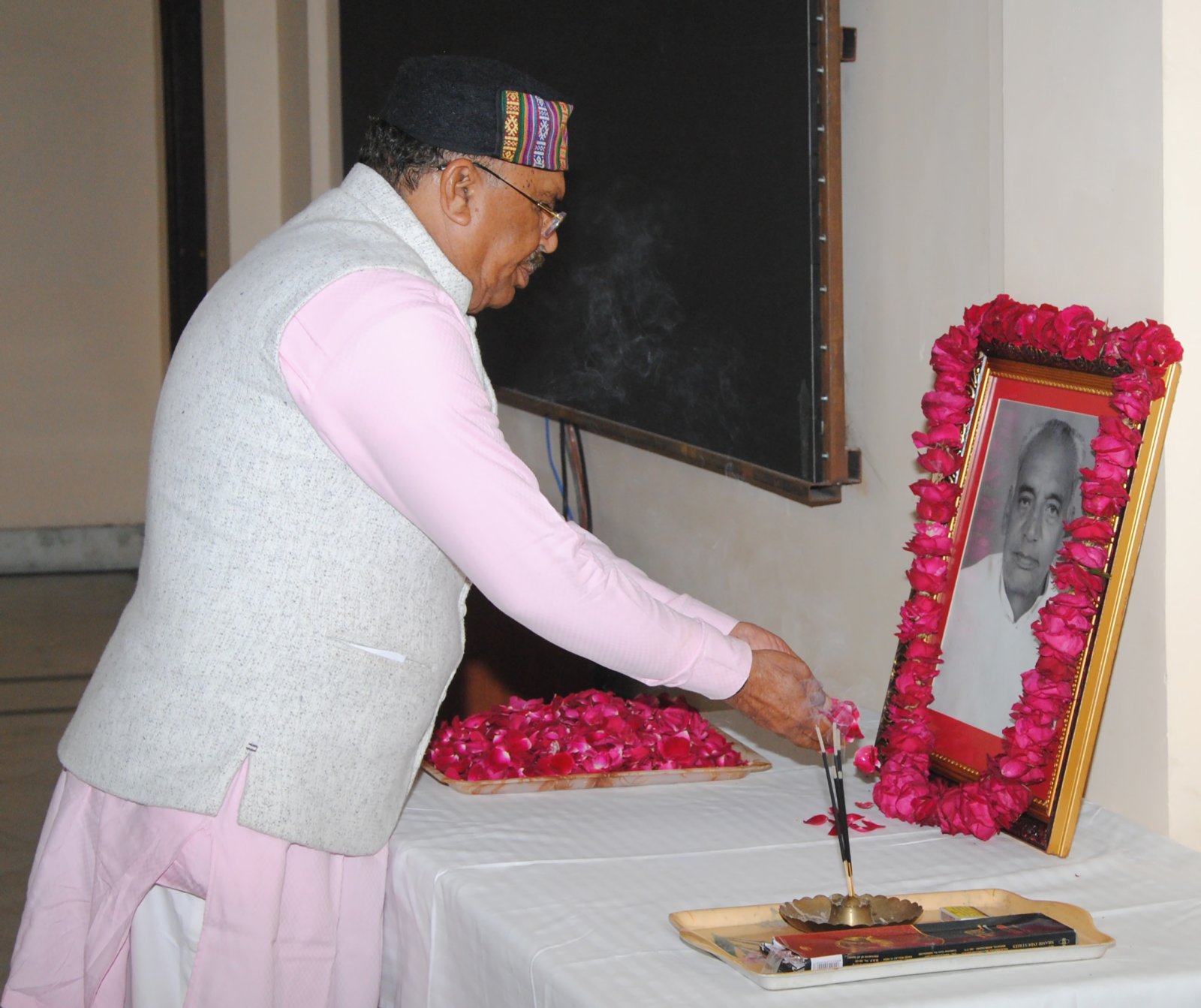 पूर्व विधान सभा अध्यक्ष स्वर्गीय समर्थ लाल मीणा को विधानसभा में पुष्पाजंलि