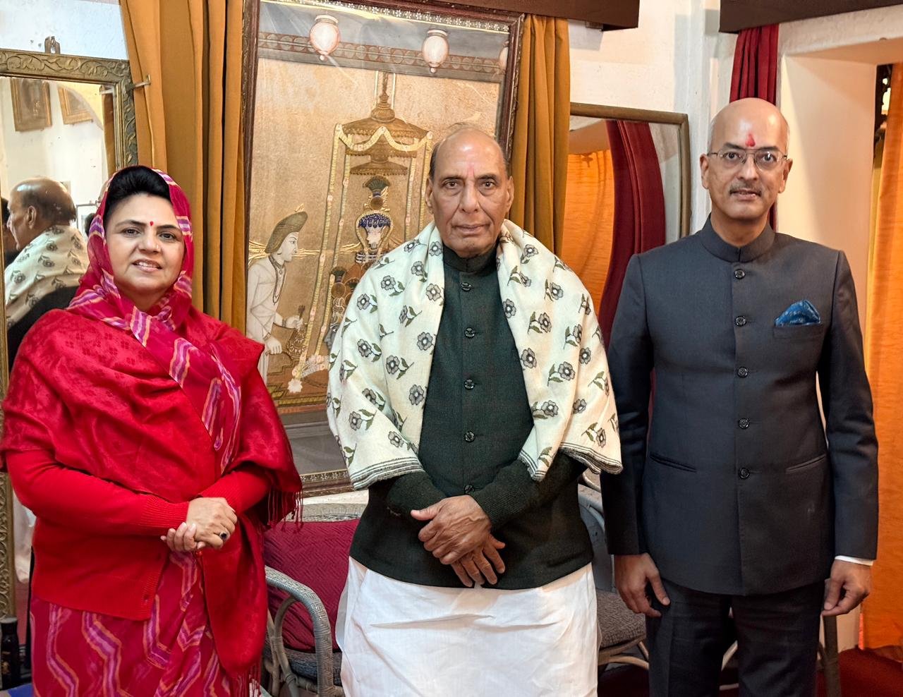 रक्षा मंत्री ने समोर बाग में मेवाड़ के पूर्व राजपरिवार के सदस्यों से की भेंट