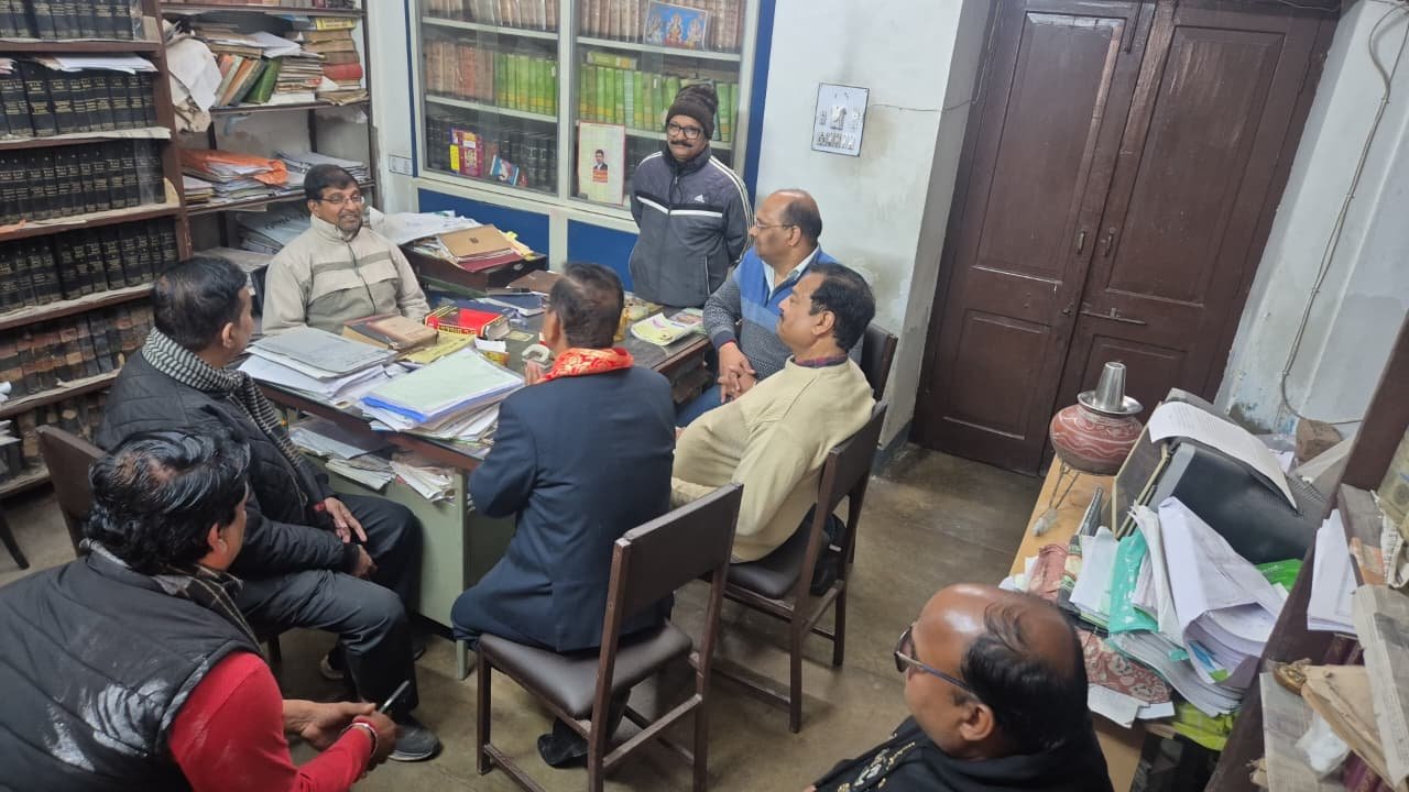 बिना कार्य परिषद की सहमति के बिना बदले चुनाव अधिकारी