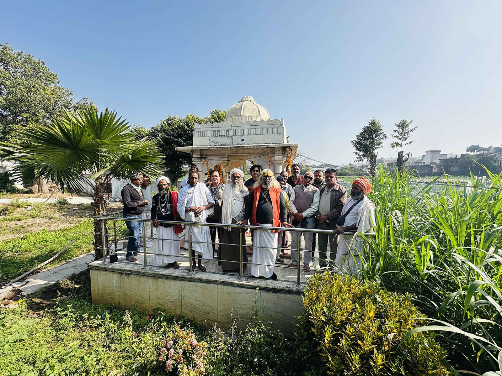 समाधि पर दर्शनों को उमड़े धर्मावलम्बी