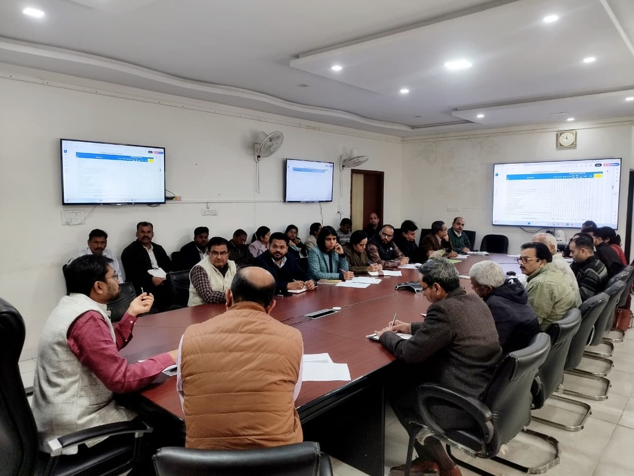 साप्ताहिक समीक्षा बैठक का आयोजन