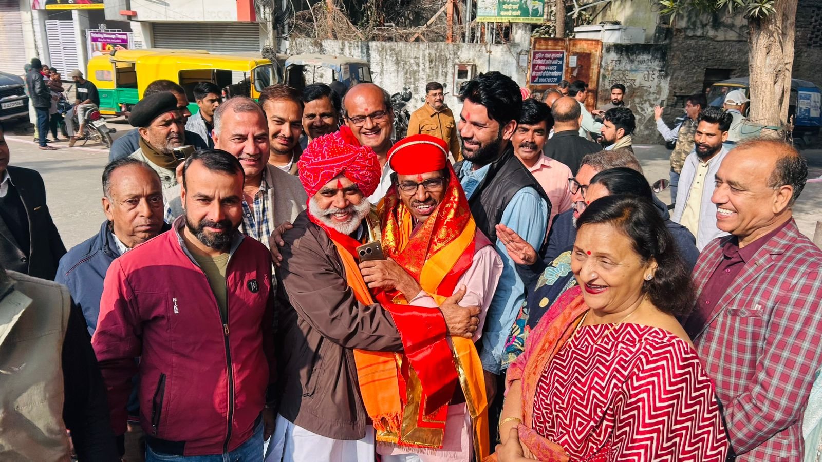 सांसद डॉ रावत ने देव चरणों में आशीर्वाद लेकर कार्यकर्ताओं के साथ मनाया जन्मदिन