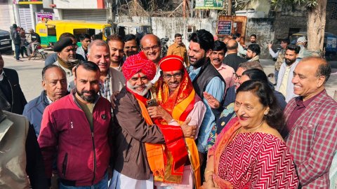सांसद डॉ रावत ने देव चरणों में आशीर्वाद लेकर कार्यकर्ताओं के साथ मनाया जन्मदिन