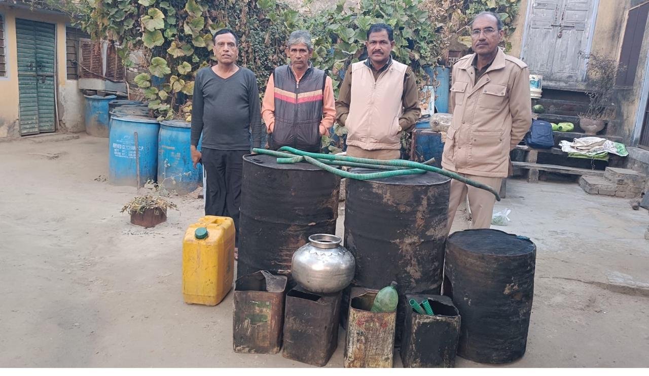 अवैध मदिरा पर कार्रवाई - वॉष नष्ट, हथकड़ शराब जब्त