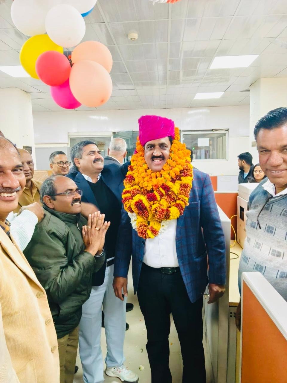 रेलवे से सेवानिवृत्त अधिकारी नरसिंह का उत्तर पश्चिम रेलवे मुख्यालय में हुआ शानदार स्वागत