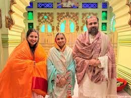 राधिका मर्चेंट ने परिवार संग किए श्रीनाथजी-एकलिंगनाथ के दर्शन
