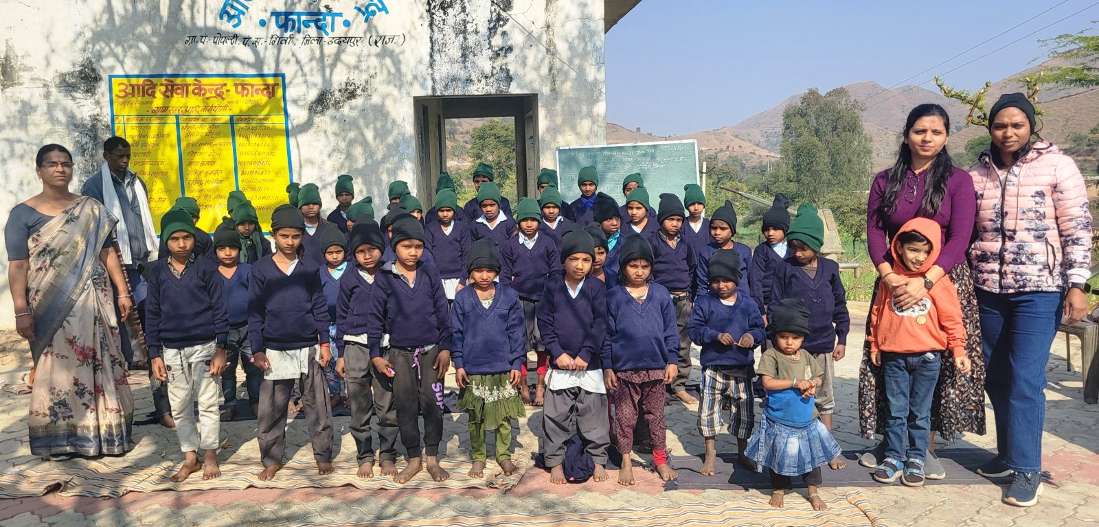 फांदा स्कूल में बच्चों को स्वेटर और ऊनी टोपी वितरित किए