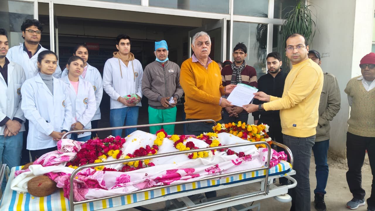 देहदान संकल्पित बेटे बहू ने दिवंगत माँ का किया नेत्रदान देहदान