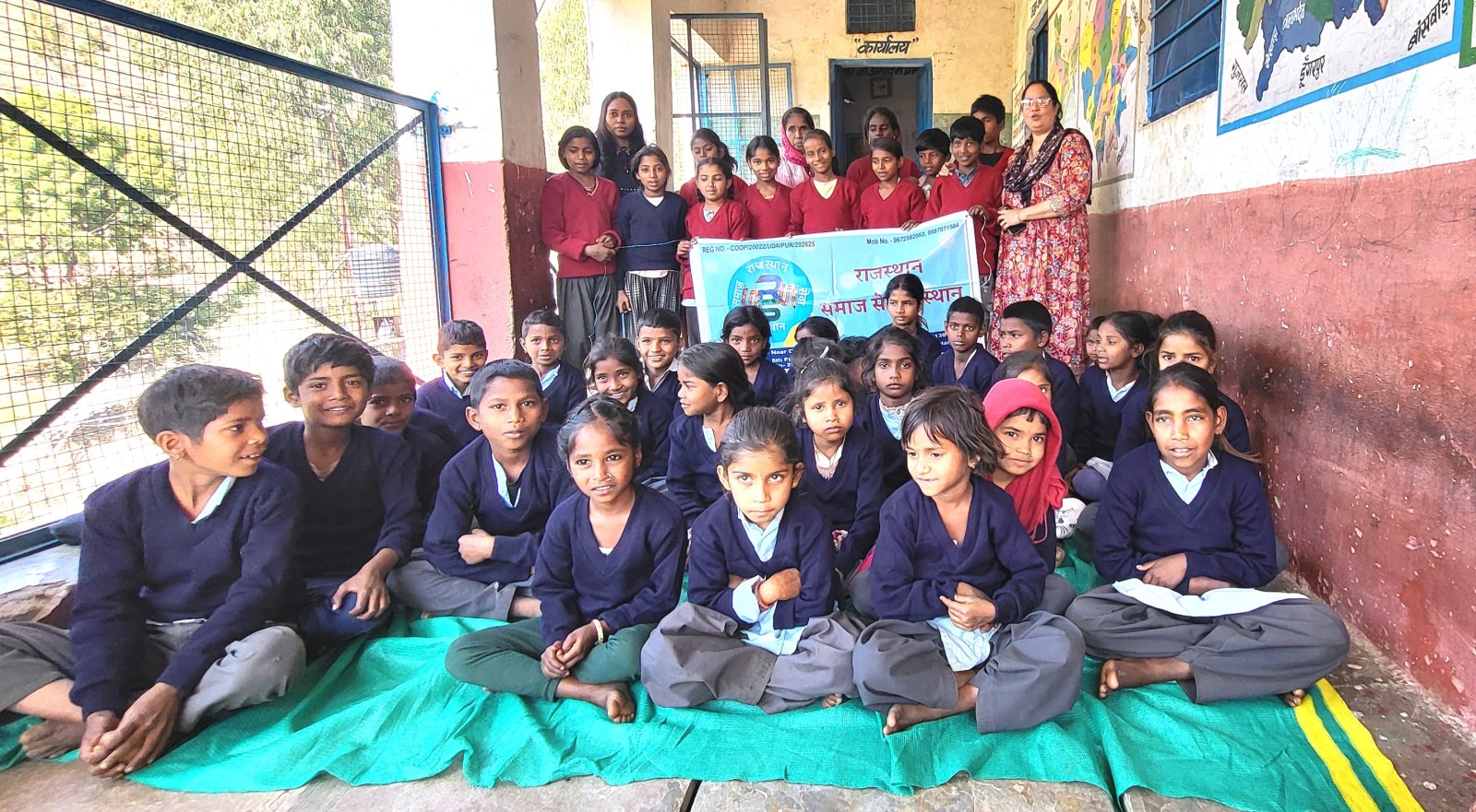 स्कूली बच्चों को स्वेटर और स्टेशनरी वितरित की