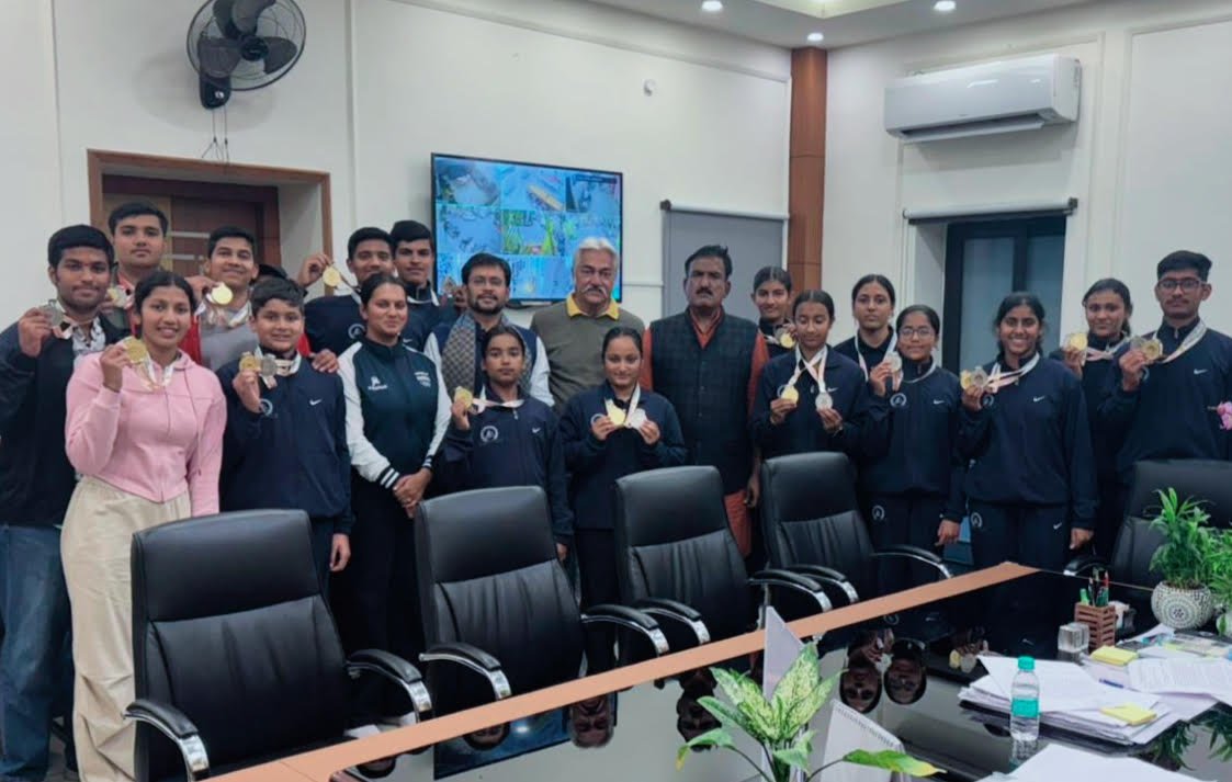जिला कलेक्टर नमित मेहता ने राष्ट्रीय ड्रैगन बोट पदक विजेता खिलाड़ियों को दी बधाई*