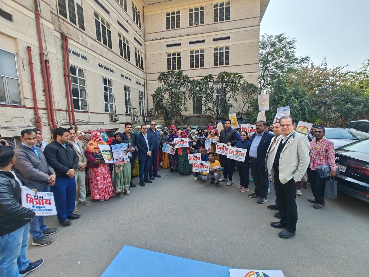 स्वच्छता योद्धाओं, गार्ड व संविदा कर्मचारियों को वितरित की गर्म लोई ओर मिठाई