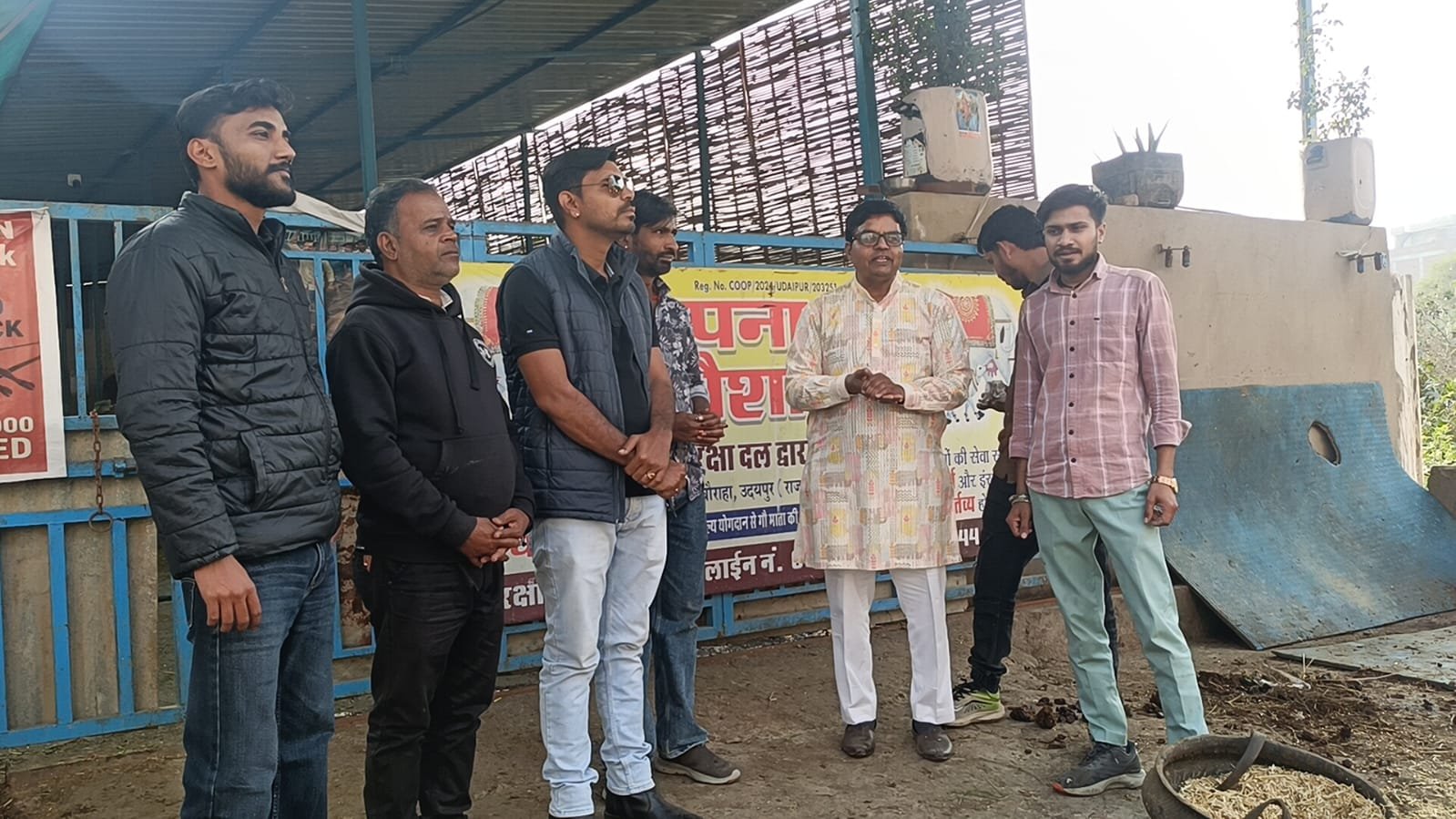 विभिन्न गौशालाओं में पशुओं को लापसी व चारा वितरण
