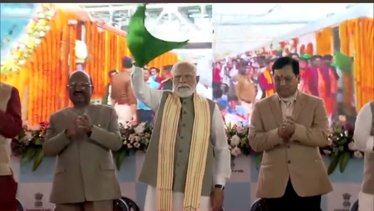 PM Modi Inaugurates ₹830 Crore Projects in Singur, Flags Off Trains