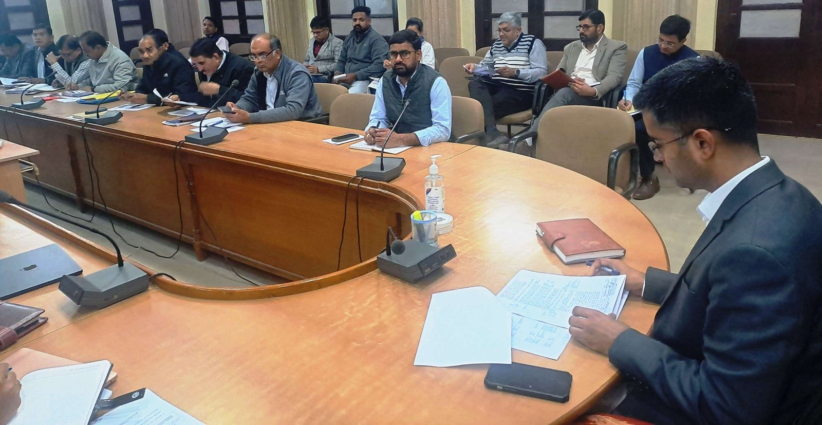 बजट घोषणाओं की अनुपालना पर विस्तार से समीक्षा- समय सीमा में करें पालना - जिला कलक्टर