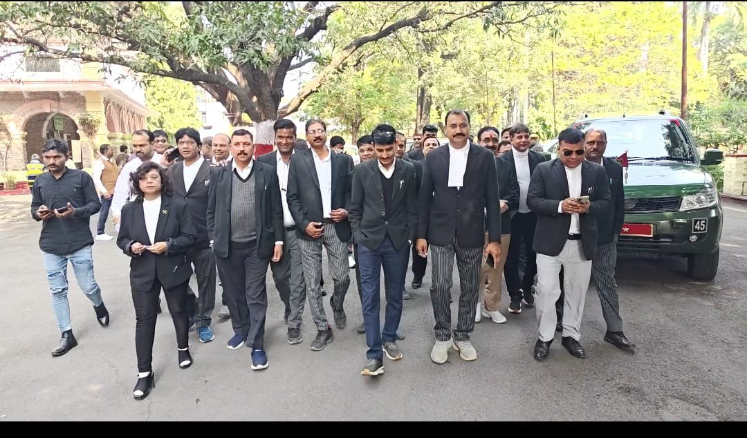 नोटरीज़ के अधिकारों को कम करने के खिलाफ कोटा के वकीलों ने दिया ज्ञापन
