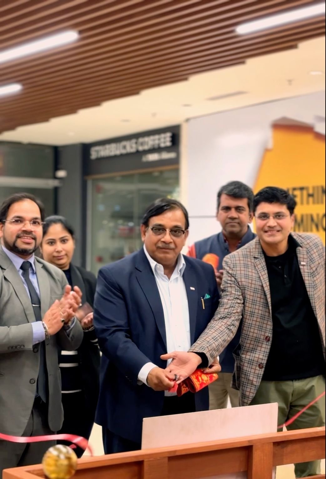 अर्बन स्क्वायर मॉल में * शेयर ए स्माइल * डोनेशन ड्राइव और थ्रिफ्ट बुक एग्ज़ीबिशन का आयोजन