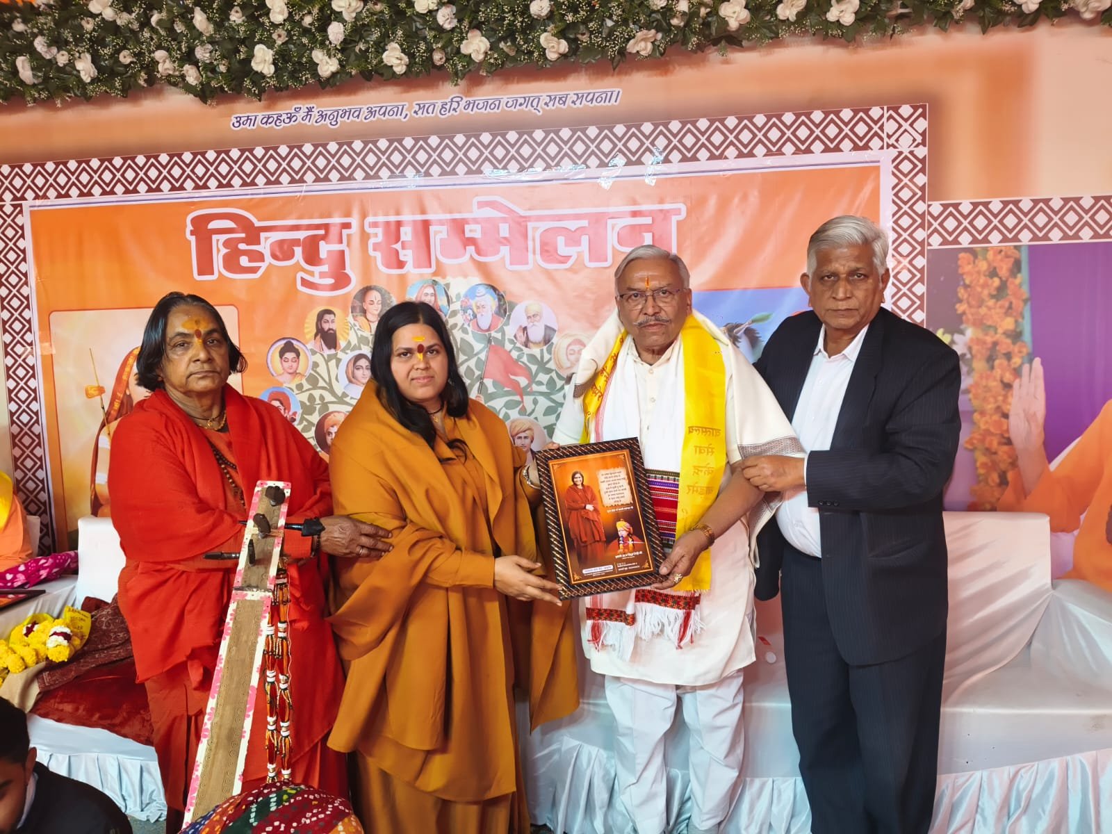 हिन्दू जात-पात में बंटे नहीं: दवे
