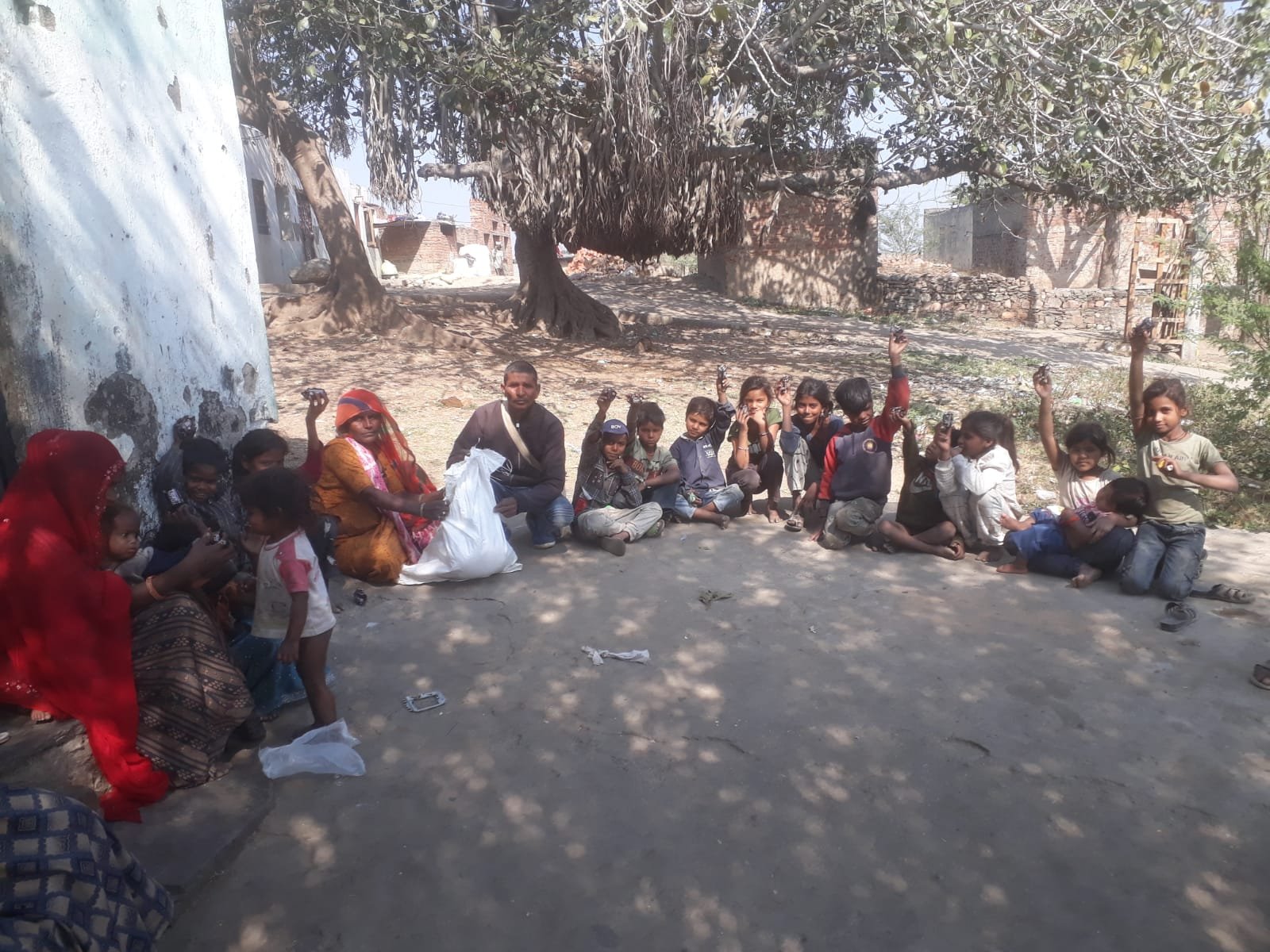 मां की हत्या के बाद मासूम बच्चों पर संकट, राहडा फाउंडेशन ने निभाया मानवीय दायित्व