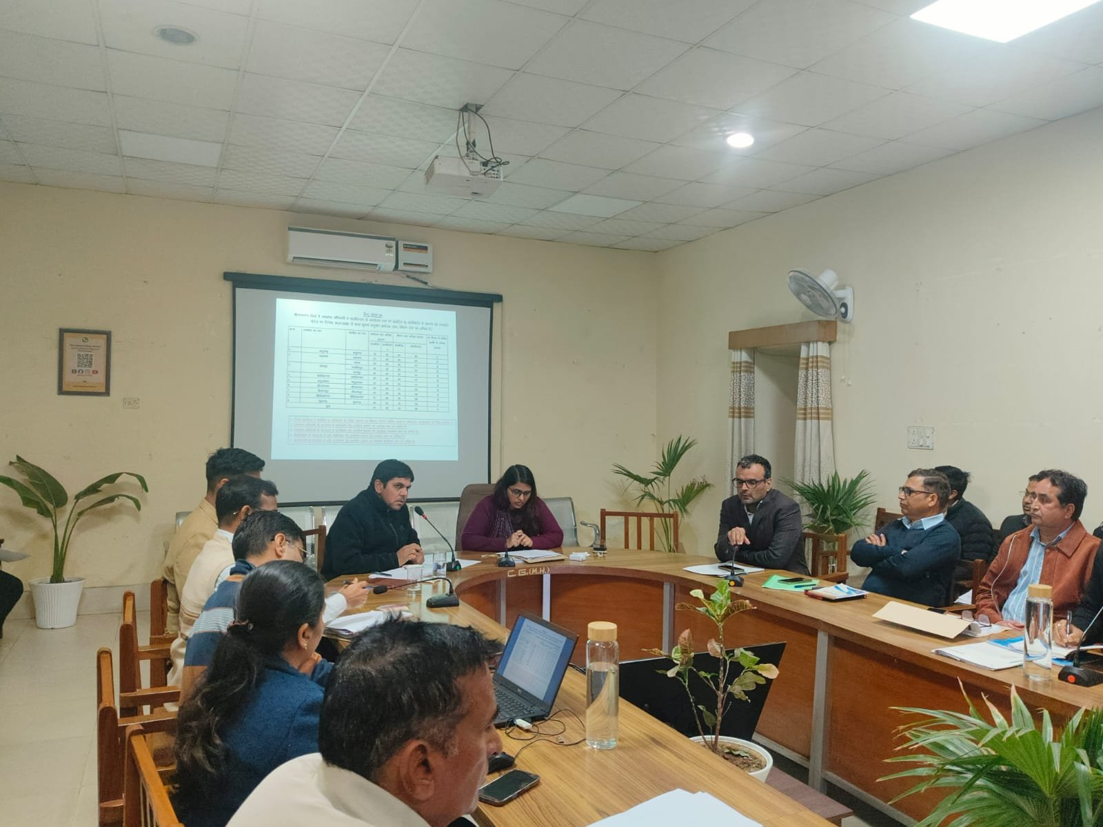 राजस्व अधिकारियों की समीक्षा बैठक आयोजित