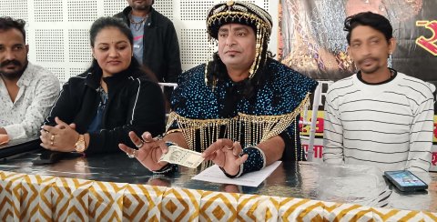 लडक़ी को तीन टुकडो में काटकर जोडऩा, हवा में उड़ाना जैसे करतब उदयपुर में दिखाएंगे