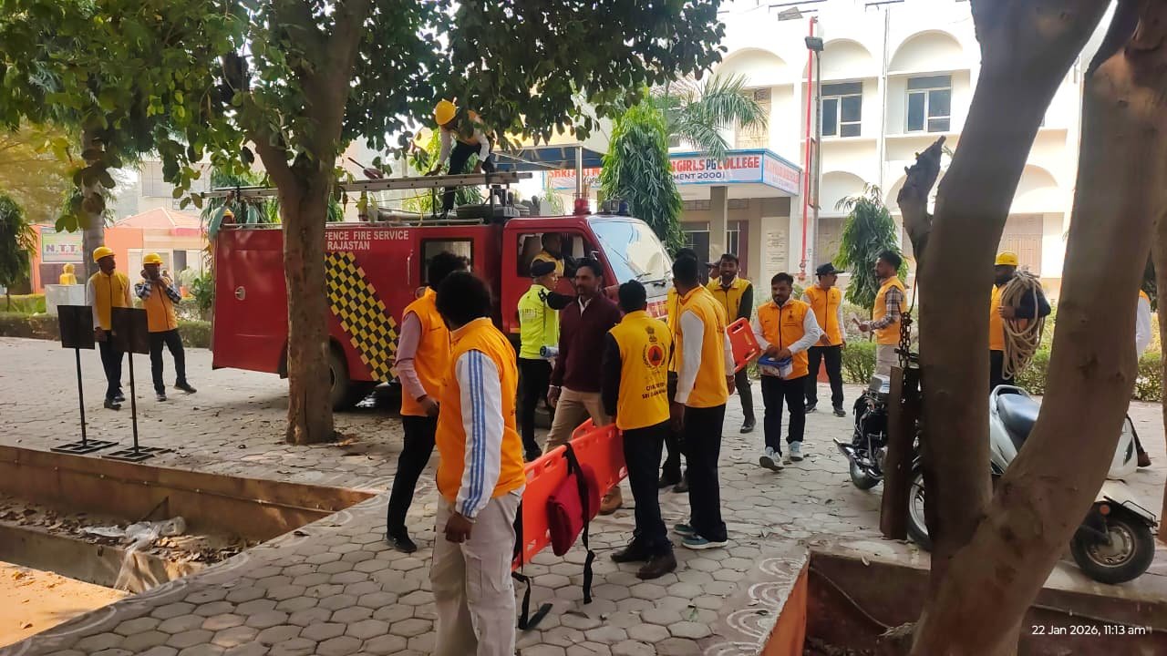 जिला मुख्यालय पर सिविल डिफेंस की हुई माॅक ड्रिल छात्राओं को सुरक्षित खुले मैदान में पहुंचाया गया