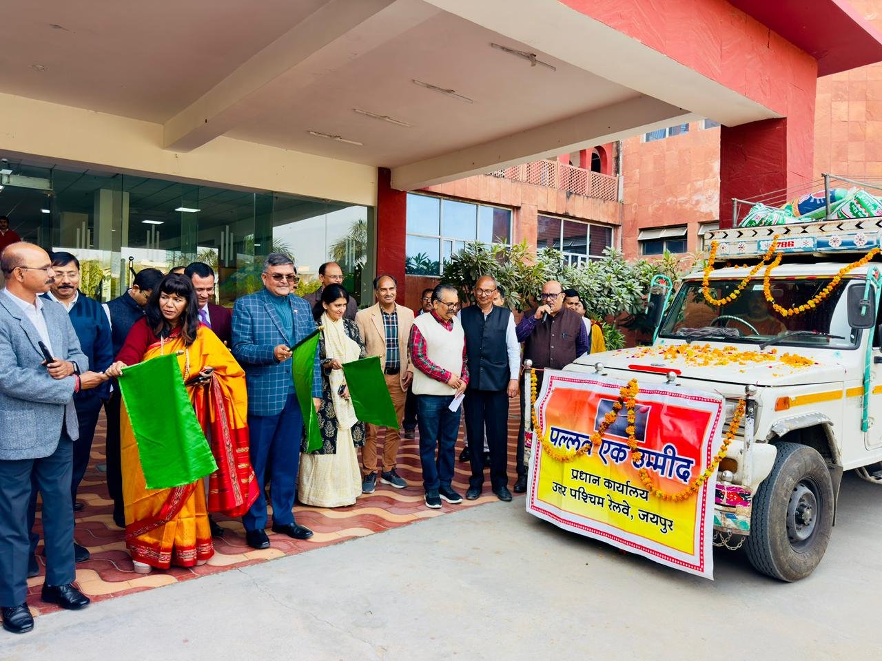 रेल महाप्रबंधक अमिताभ ने हरी झण्डी दिखाकर खाद्य सामग्री की गाडी को किया रवाना