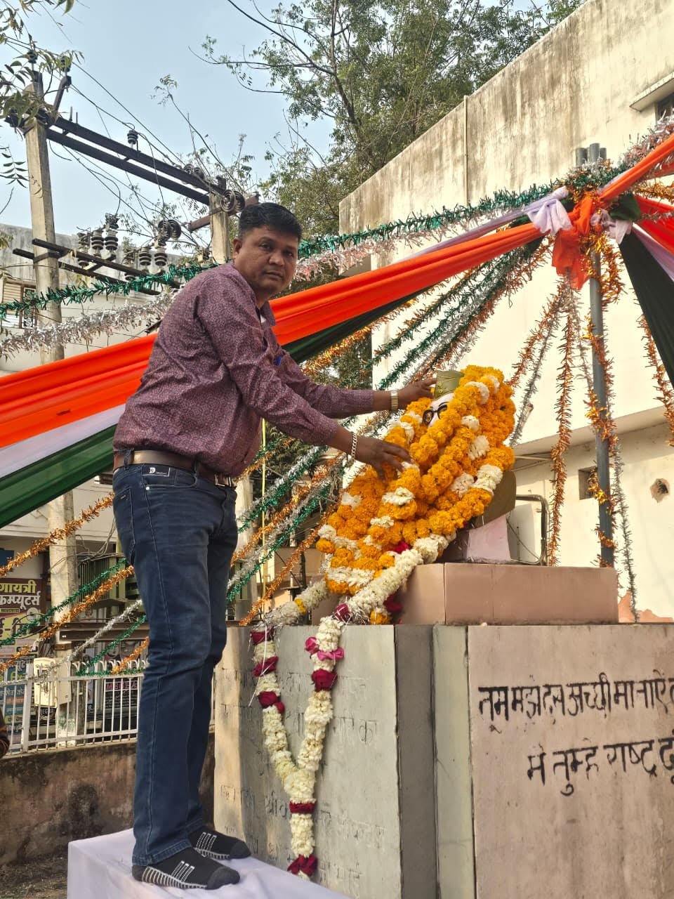 नेताजी सुभाष चंद्र बोस की प्रतिमा पर पुष्पांजलि अर्पित की