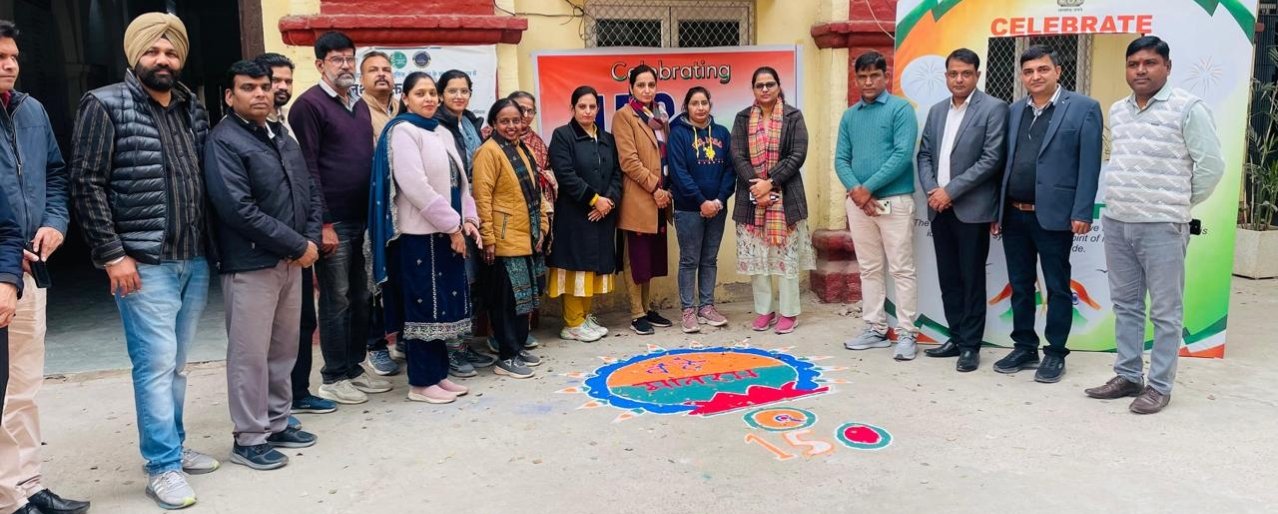 जिला कलक्टर के नेतृत्व में कार्मिकों, खिलाड़ियों ने किया राष्ट्रगीत का सामूहिक गायन