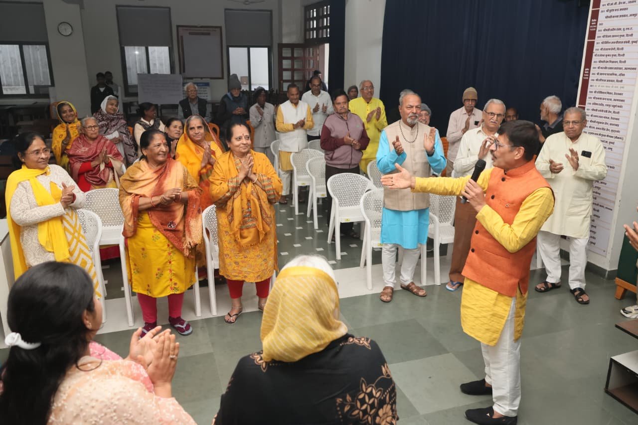  वरिष्ठजनों के लिए आयोजित किया रंगारंग कार्यक्रम
