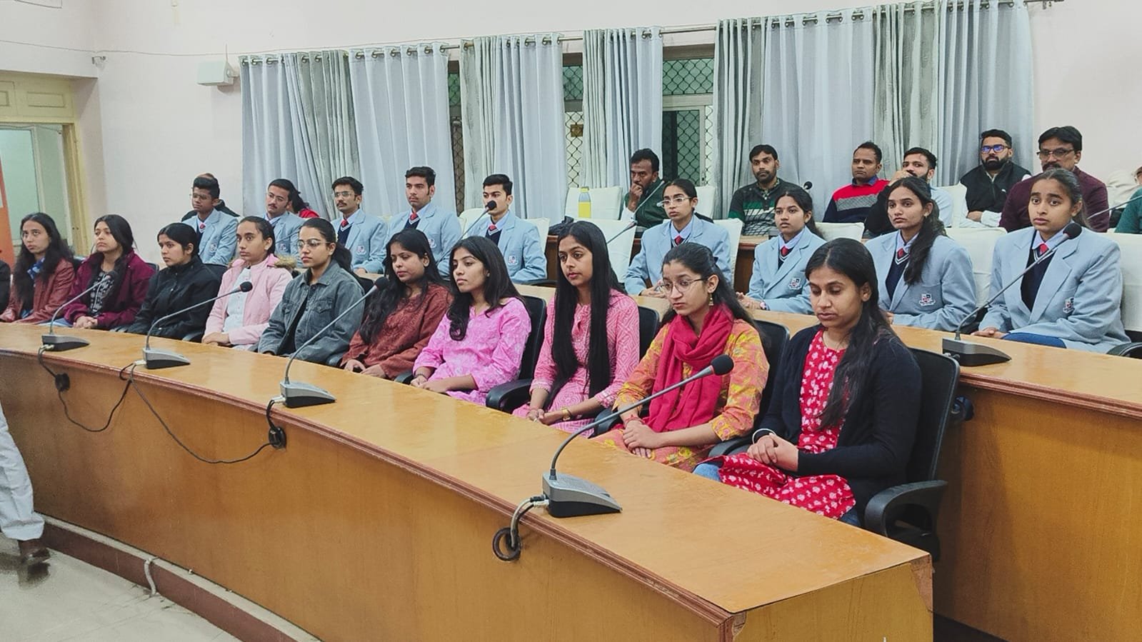 राष्ट्रीय मतदाता दिवस पर उत्कृष्ट ईएलसी कॉलेज, स्कूल व बीएलओ सम्मानित