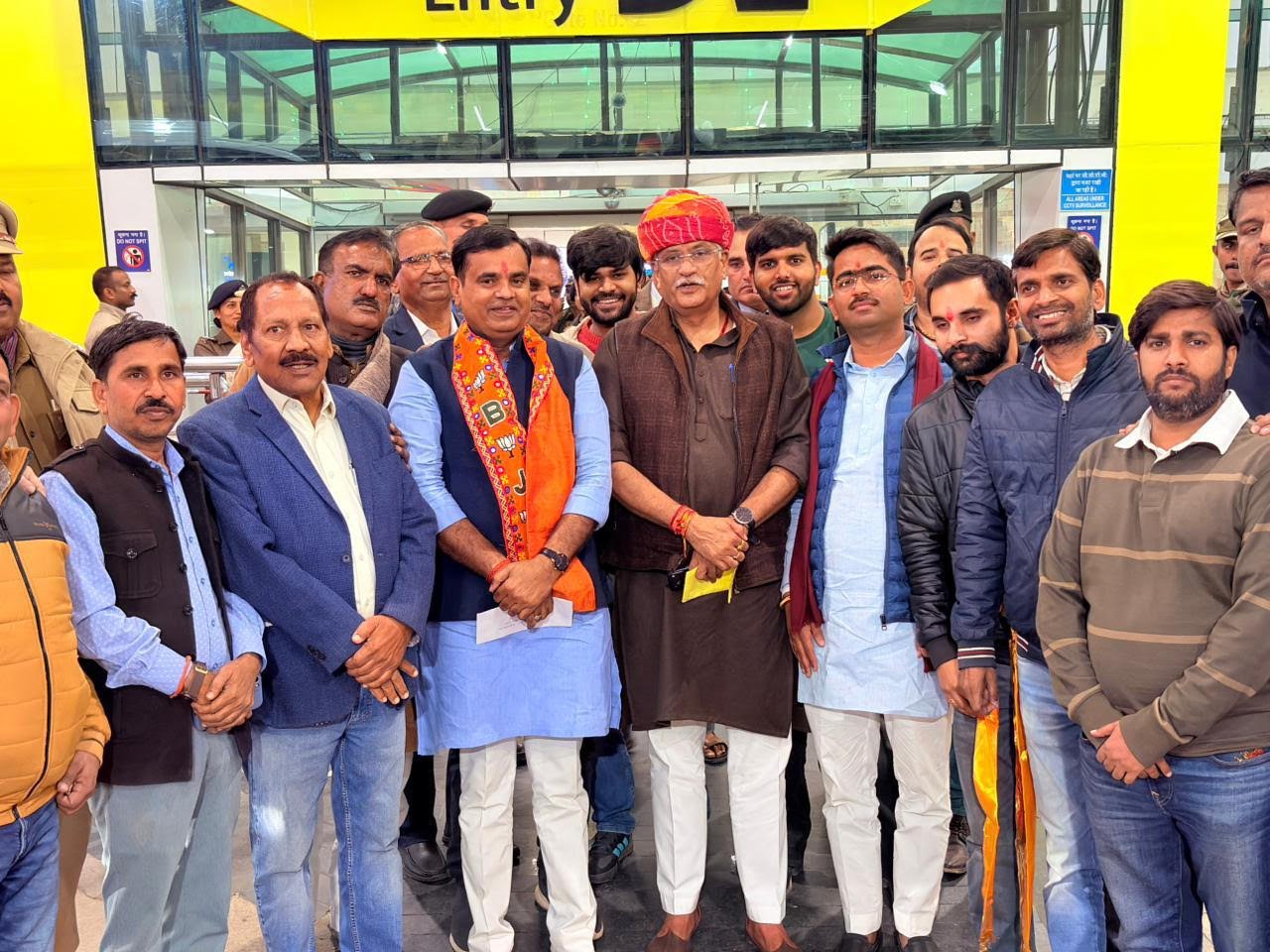 केंद्रीय पर्यटन एवं संस्कृति मंत्री गजेंद्र सिंह शेखावत का डबोक एयरपोर्ट पर भव्य स्वागत