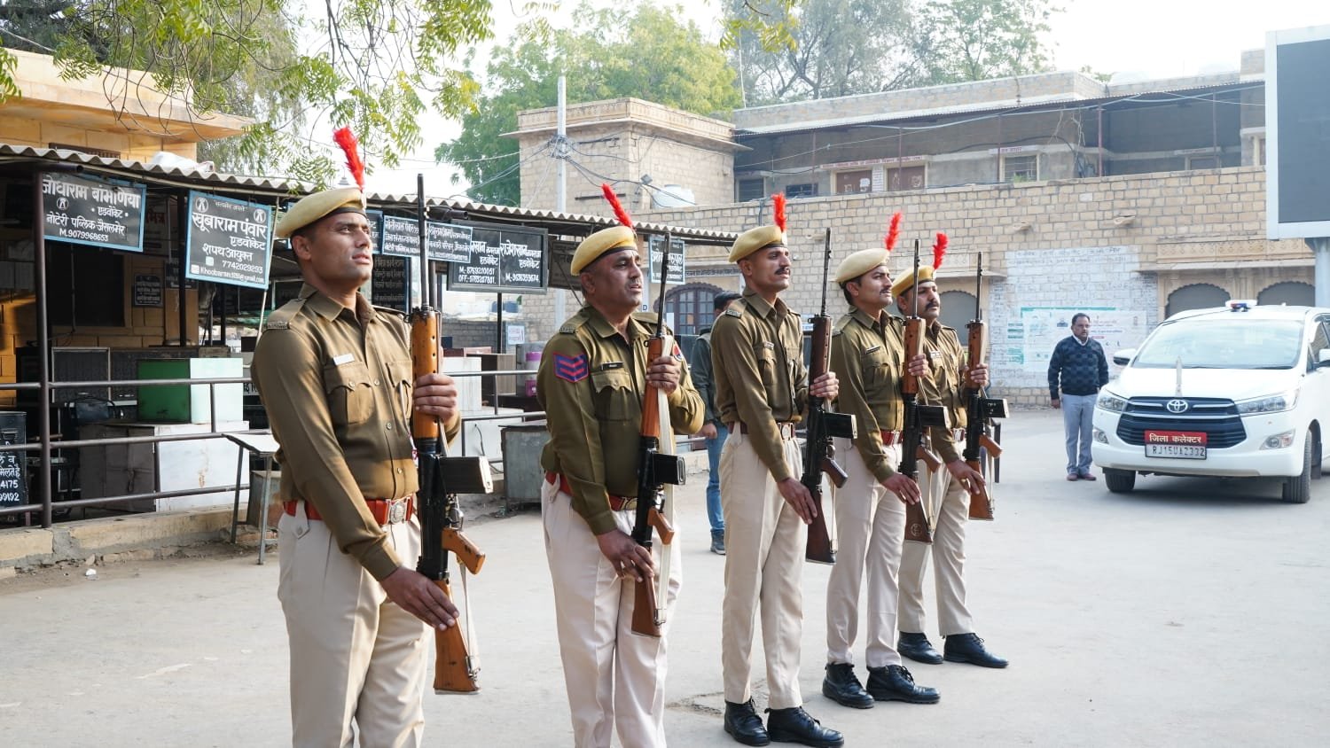 जिला पुलिस अधीक्षक ने जिला पुलिस कार्यालय में किया ध्वजारोहण