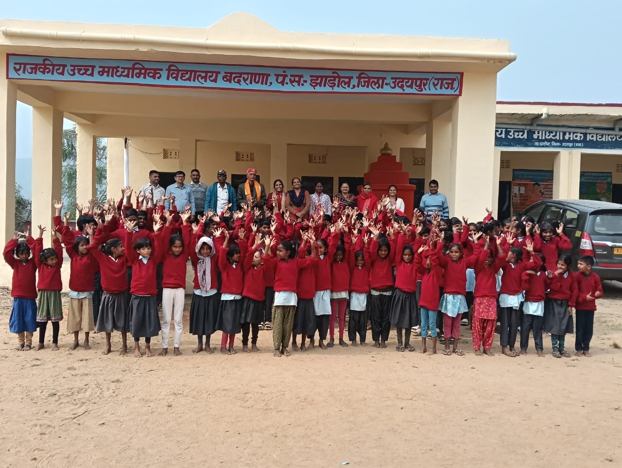 सोजतिया चैरिटेबल ट्रस्ट ने 65 सरकारी स्कूलों में वितरित किए 10,500 स्वेटर