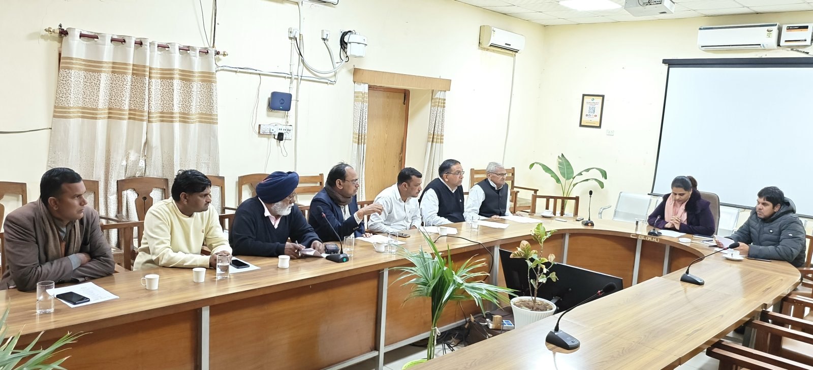राजनैतिक दलों के प्रतिनिधियों को सौंपा मतदाता सूची का प्रारूप