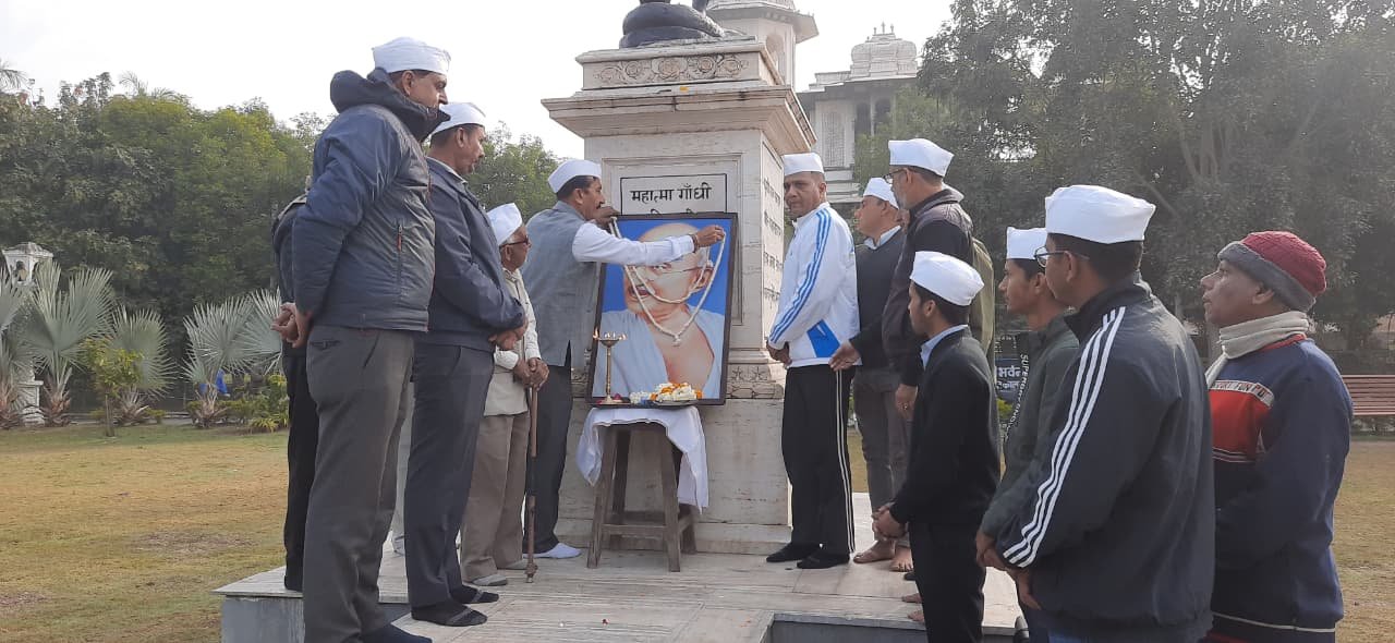 Tribute Paid to Mahatma Gandhi on His Death Anniversary at Gulab Bagh