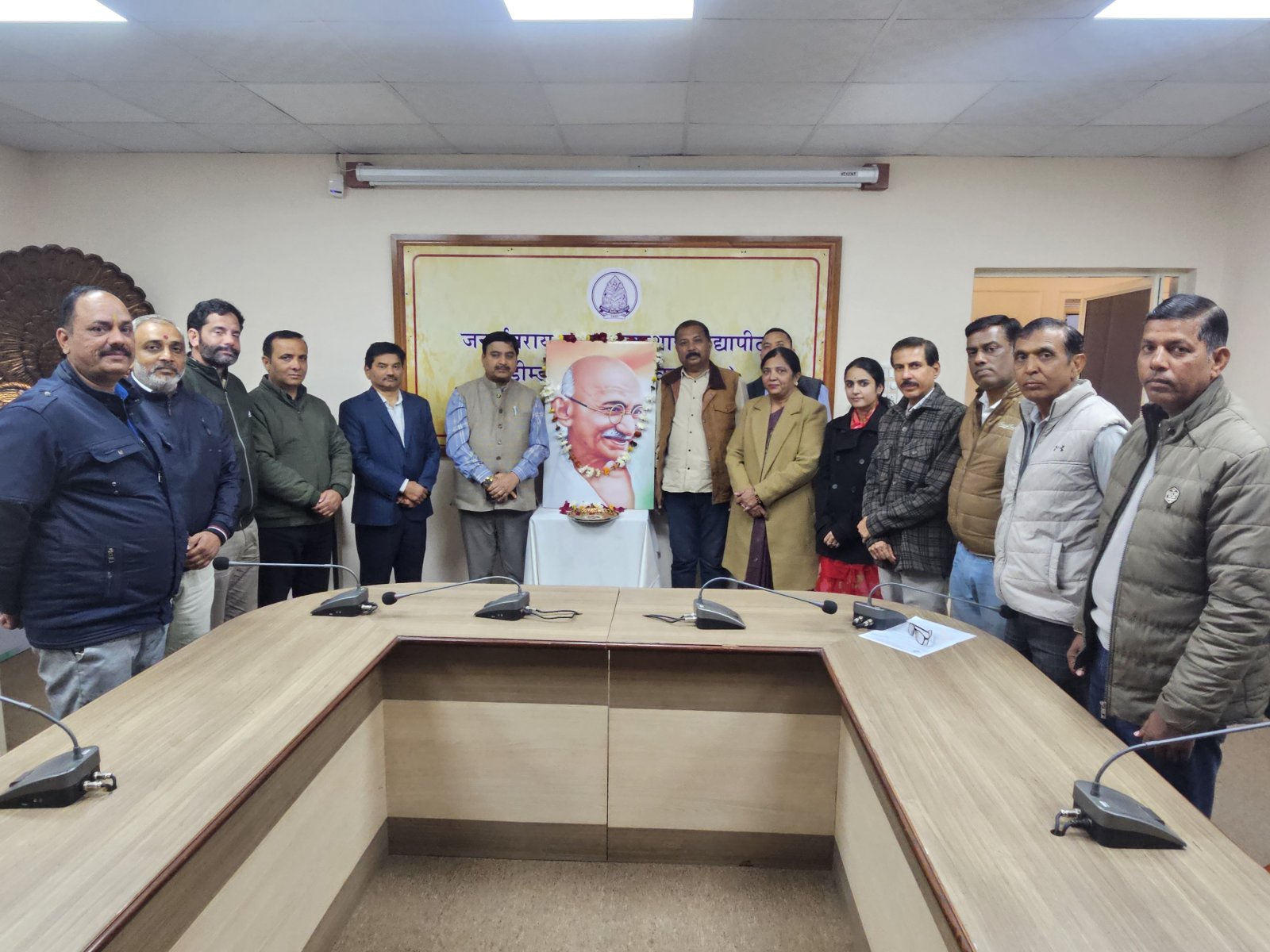 गांधी जी की पुण्यतिथि व शहीद दिवस पर पुष्पांजलि अर्पित कर किया नमन