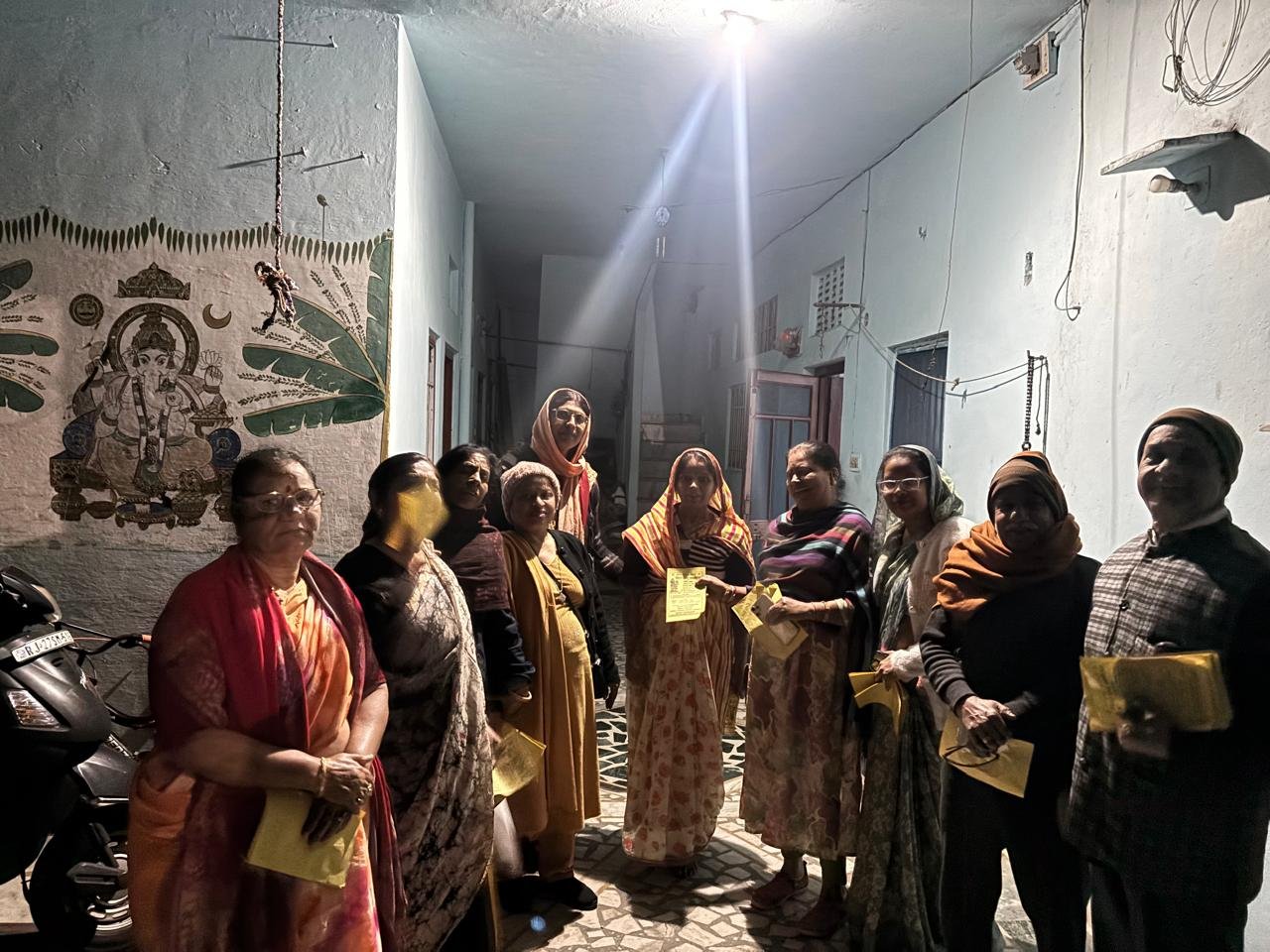 गणेशनगर में विराट हिंदू सम्मेलन को लेकर महिलाएं घर-घर दे रही पीले चावल, आज वाहन रैली