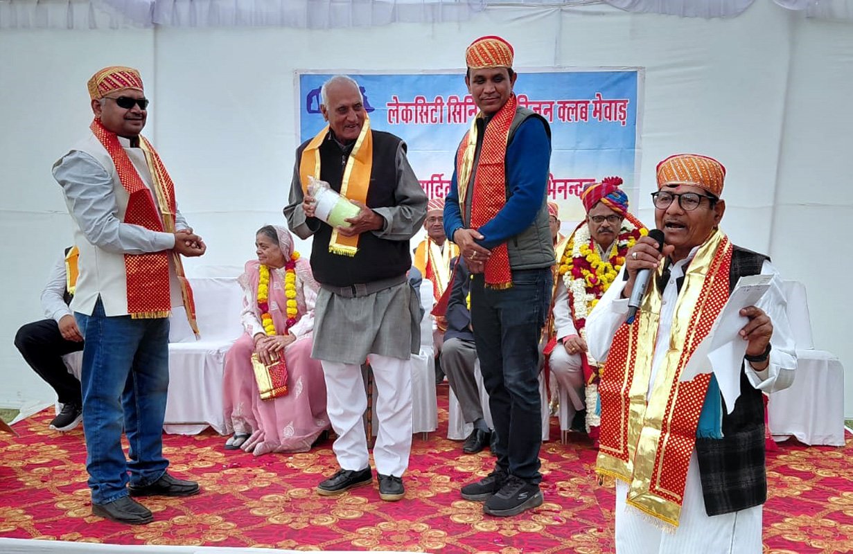 मोर्निग योगा क्लब का कार्यक्रम गणपति विहार वाटिका में 