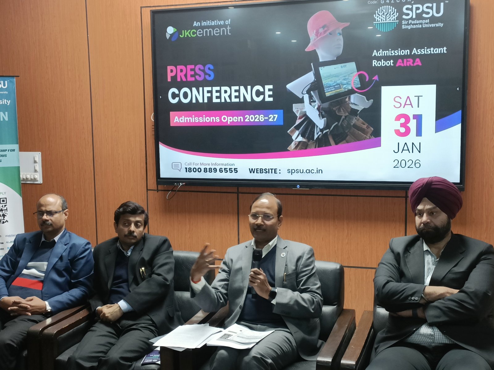 सर पदमपत सिंघानिया यूनिवर्सिटी ने प्रवेश 2026 के लिए इन-हाउस एआई रोबोट “आईरा” किया लॉन्च