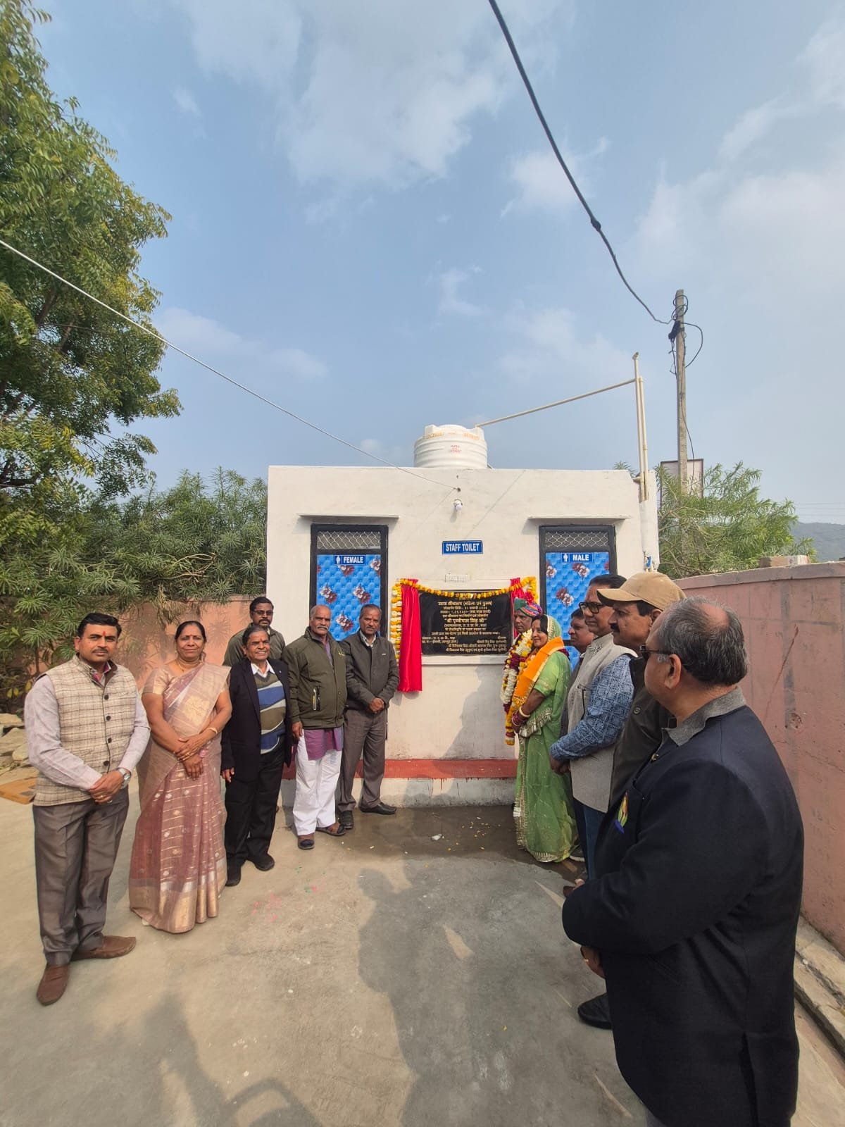 सेवानिवृत्ति पर विद्यालय को सवा लाख की लागत से स्टाफ शौचालय किया भेंट