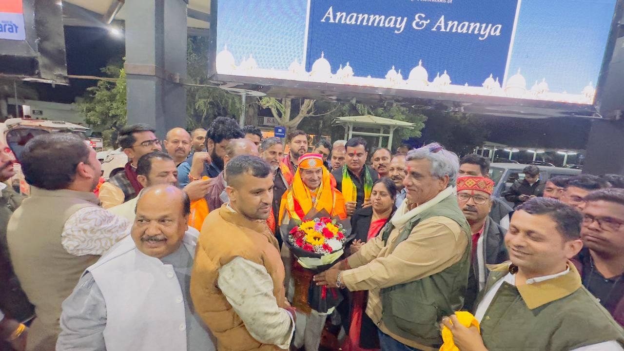 Grand Welcome for BJP State President Madan Rathore on Arrival in Udaipur Ahead of Statewide Press Conference on Union Budget