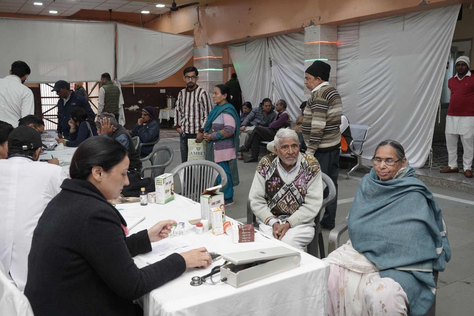 राजकीय क्षार सूत्र शिविर में सर्जन्स कर रहे जटिल रोगों का निःशुल्क उपचार