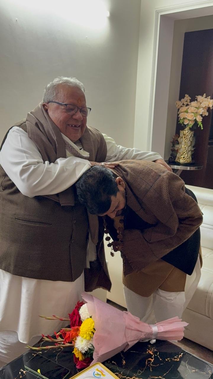 पूर्व सांसद बृजभूषण शरण सिंह की नोएडा में बाबूजी कलराज मिश्र से शिष्टाचार भेंट