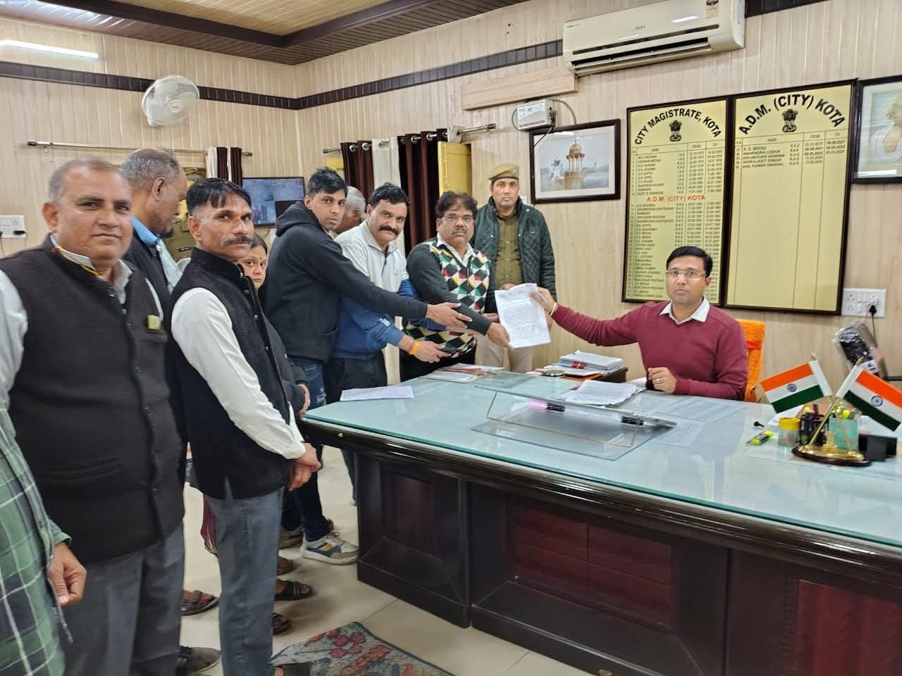सरस डेयरी बूथ विकास समिति के सदस्यों ने प्रशासन की दमन कारी नीति के खिलाफ   एडीएम सिटी को दिया ज्ञापन 