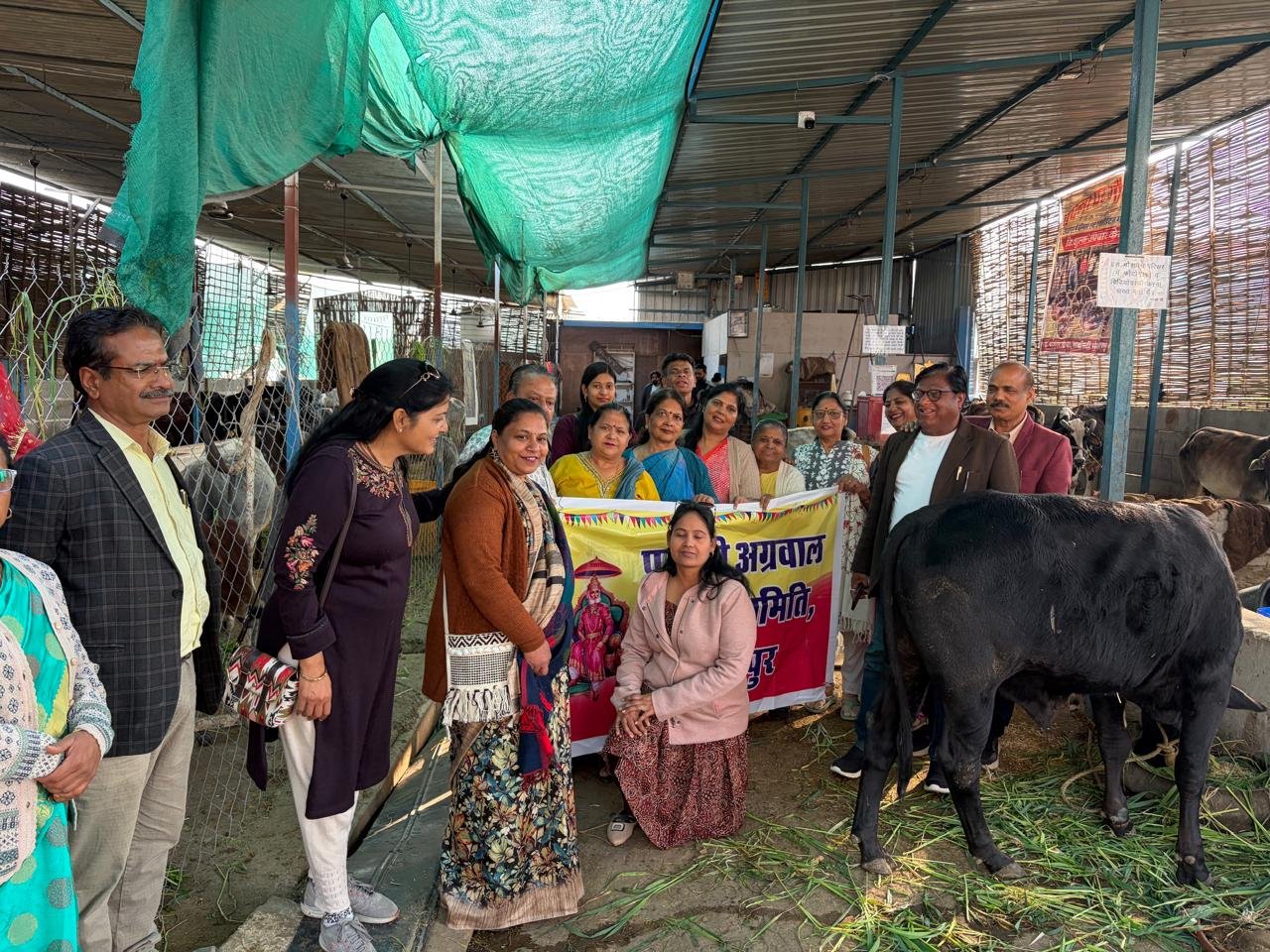 स्थापना दिवस पर गौ माता की हुई सेवा, गरीबों को कराया भोजन