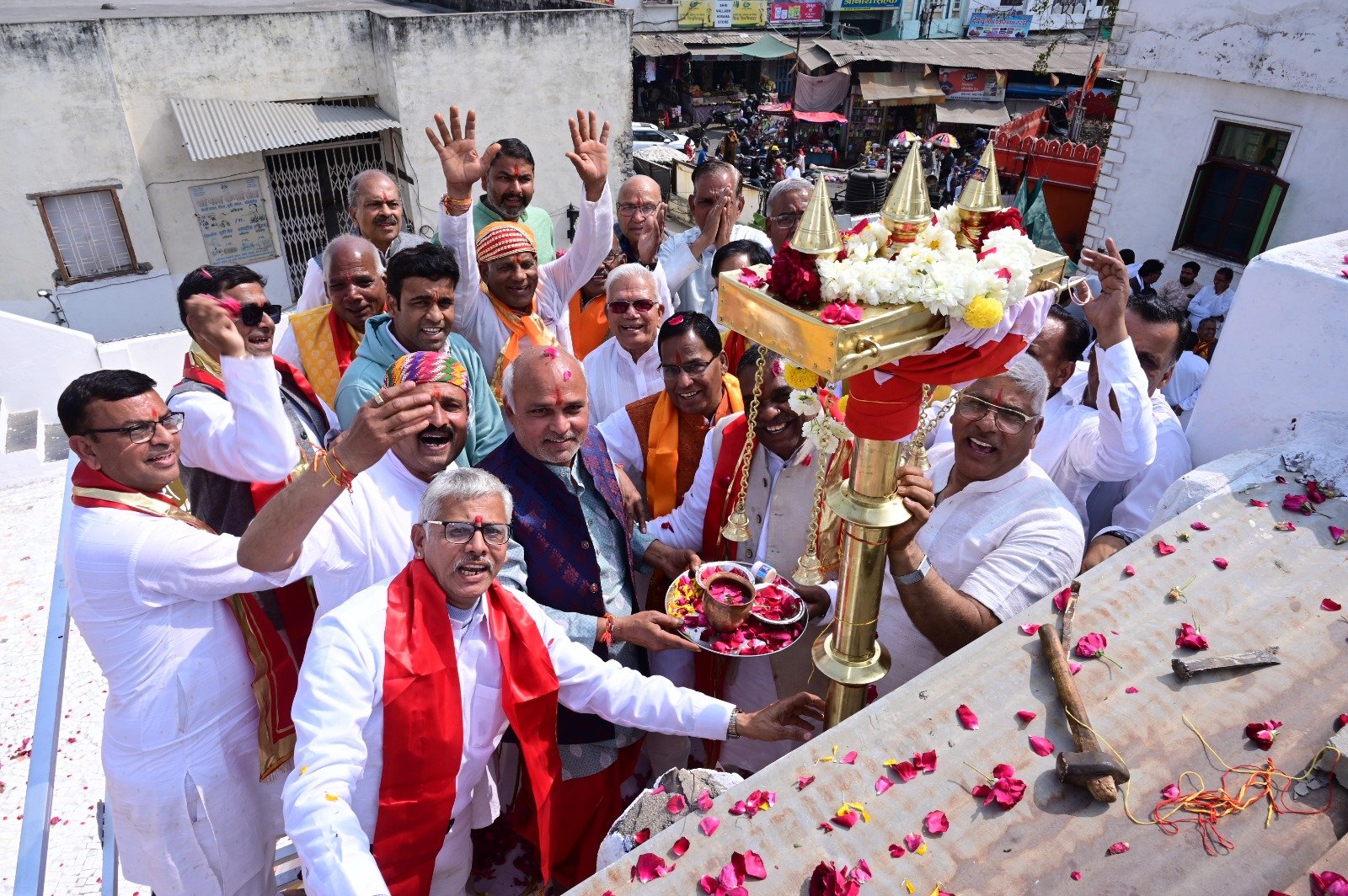 भक्ति, उल्लास और जयकारों के संग श्री जानकी राय जी मंदिर में नया ध्वजादंड स्थापित