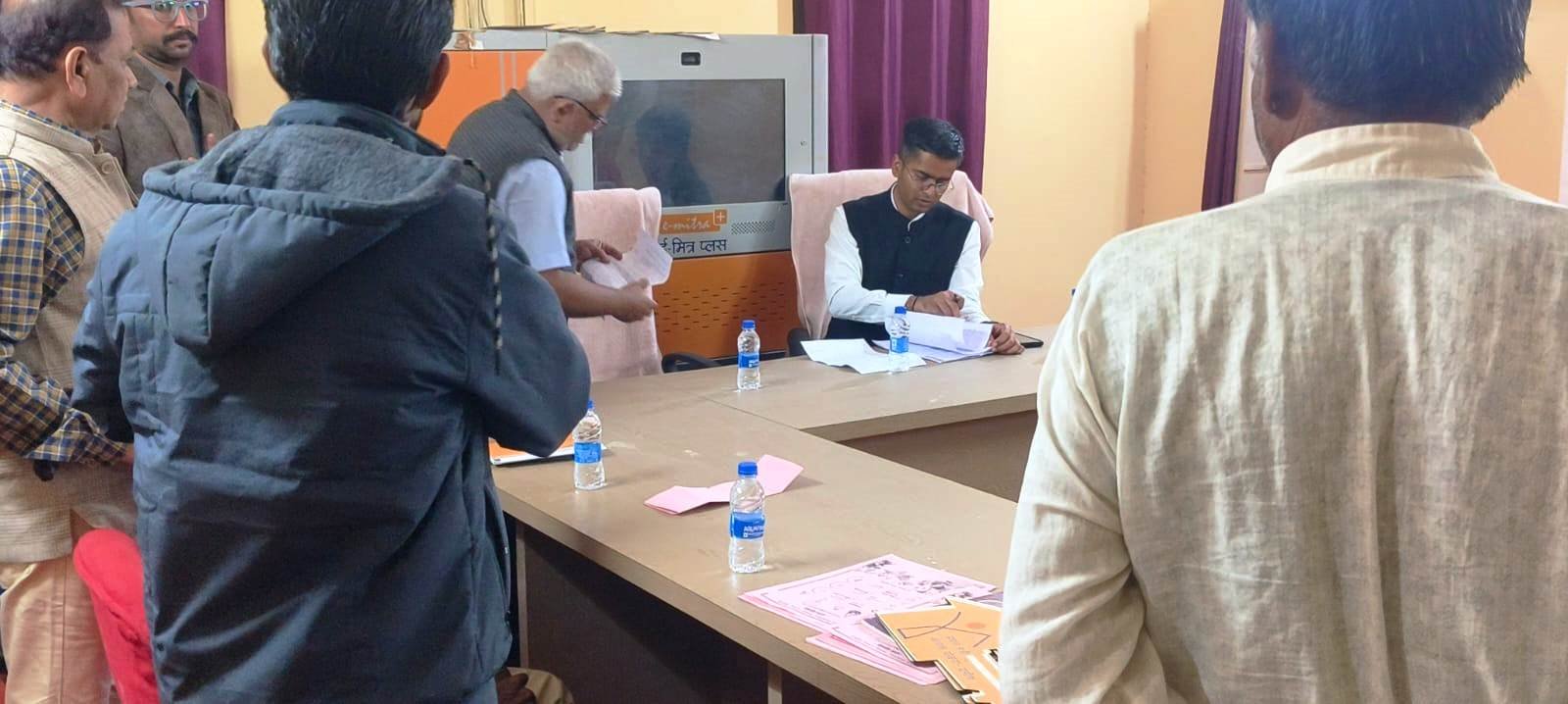 जिला कलक्टर ने मोकला गांव में की रात्रि चौपाल